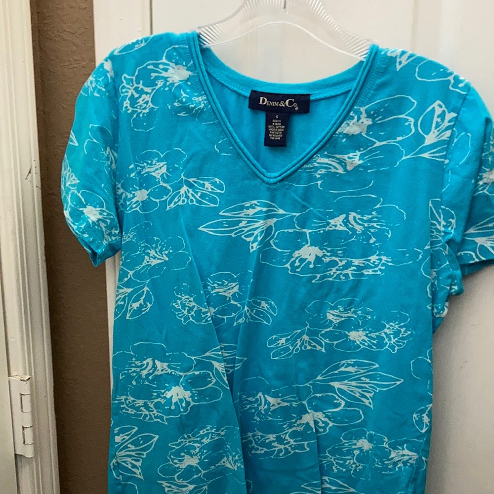FINAL MARKDOWN Denim & company short sleeved v-neck tee (S)
